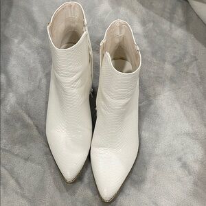 Coconuts by Matisse White Textured Pointed-Toe Ankle Booties